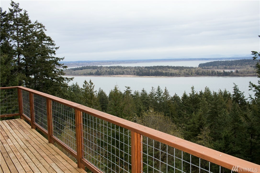 Property Photo:  1060 Dana Cir  WA 98262 