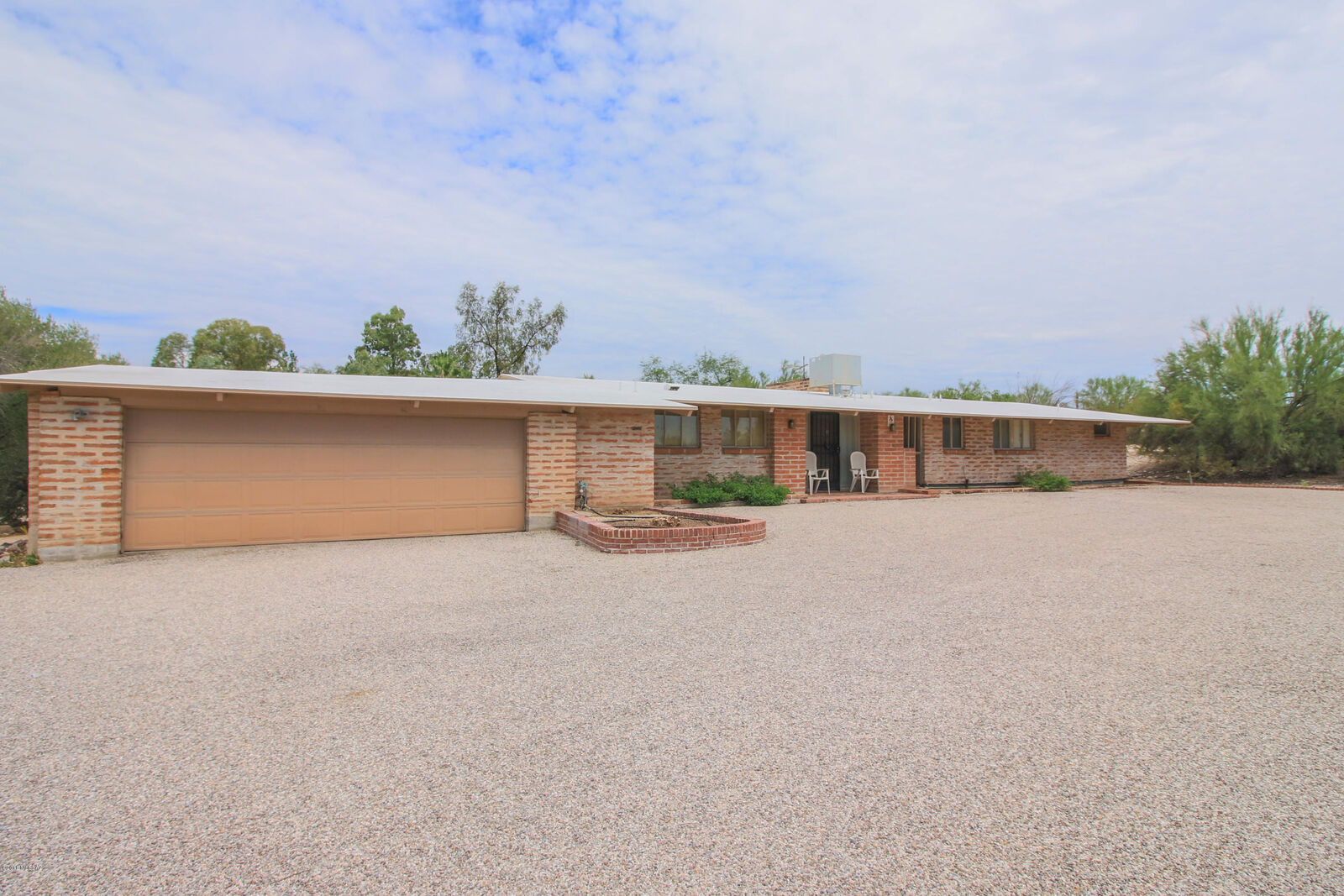 Property Photo: 902 N Barbara Worth Drive AZ 85710
