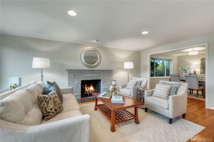 Property Photo:  3001 W Emerson St  WA 98199 