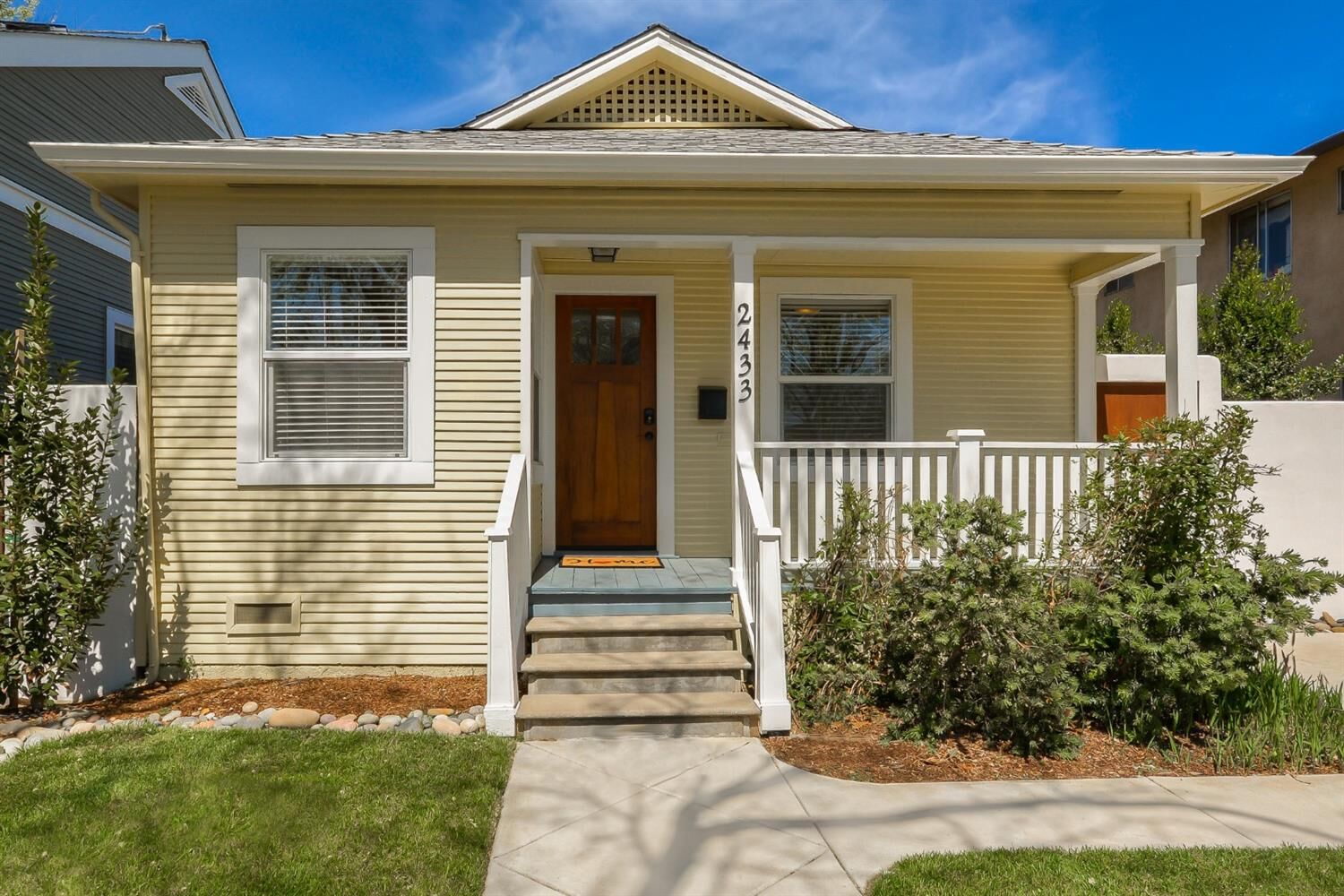 Property Photo: 2433 Castro Way CA 95818