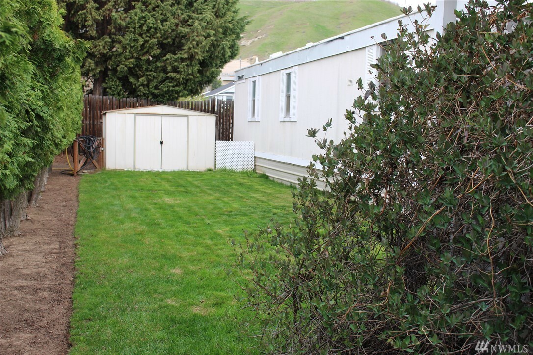 Property Photo: 1608 N Western Ave 15 WA 98801