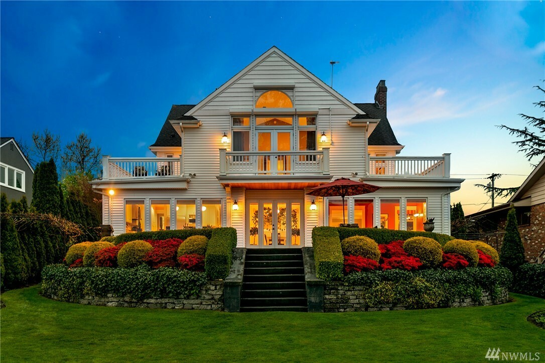 Property Photo: 920 Grand Ave WA 98201