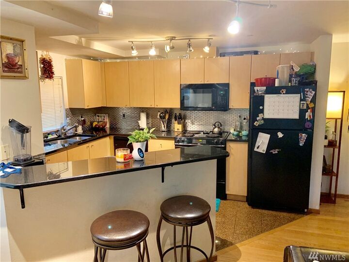 Property Photo:  412 11th Ave 101  WA 98122 