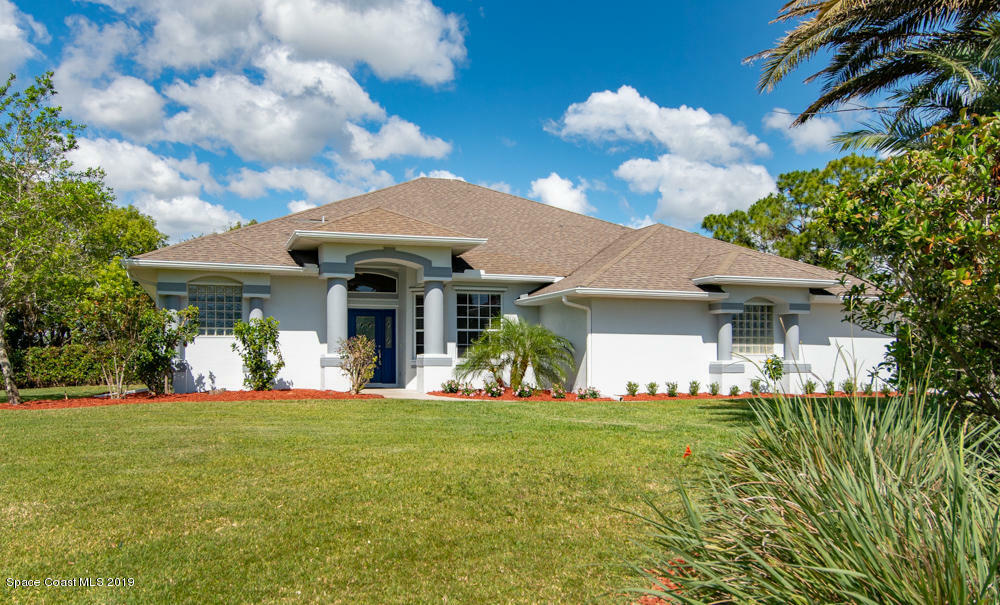 Property Photo:  5635 Cypress Creek Drive  FL 32949 