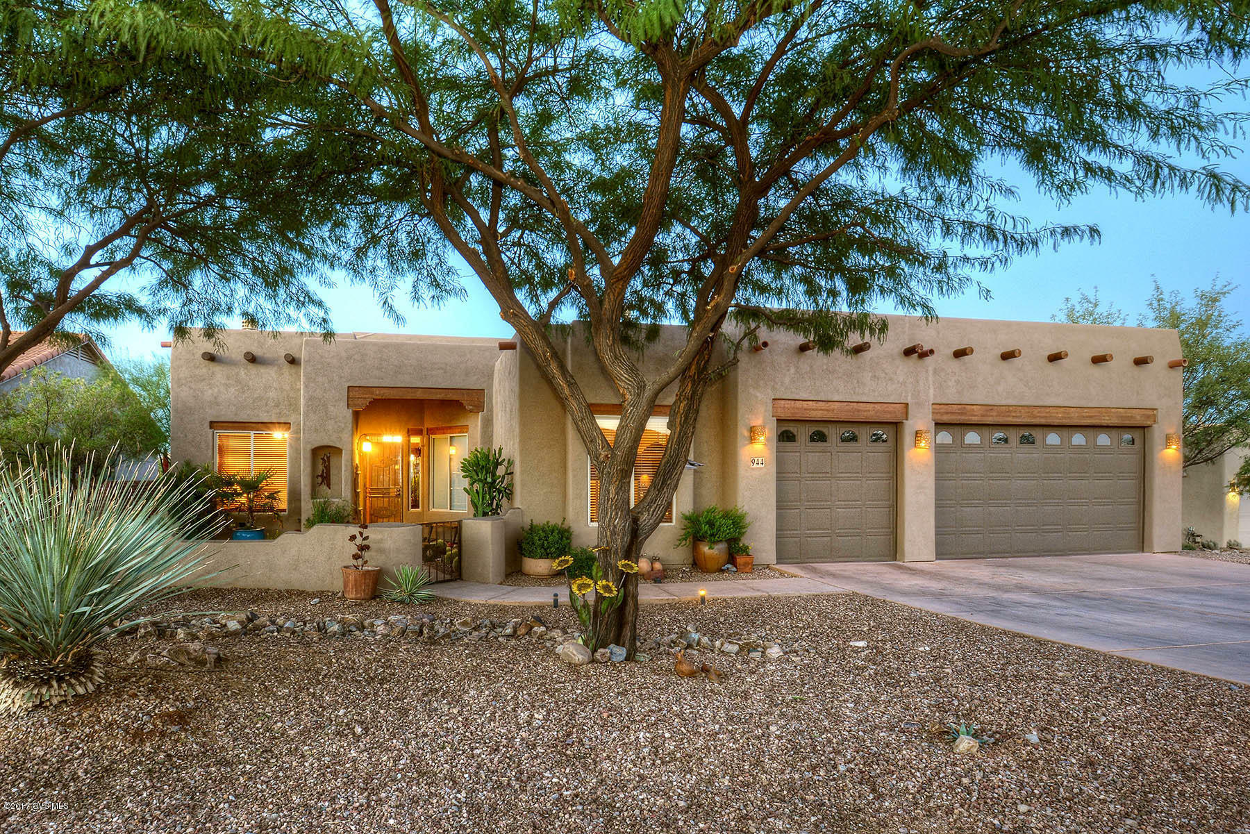 Property Photo:  944 E Josephine Saddle Place  AZ 85614 