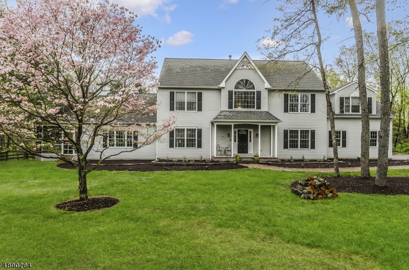 Property Photo:  5 Split Rail Court  NJ 08833 