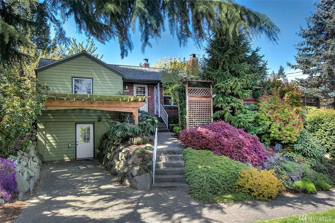 Property Photo:  3409 W Viewmont Way W  WA 98199 