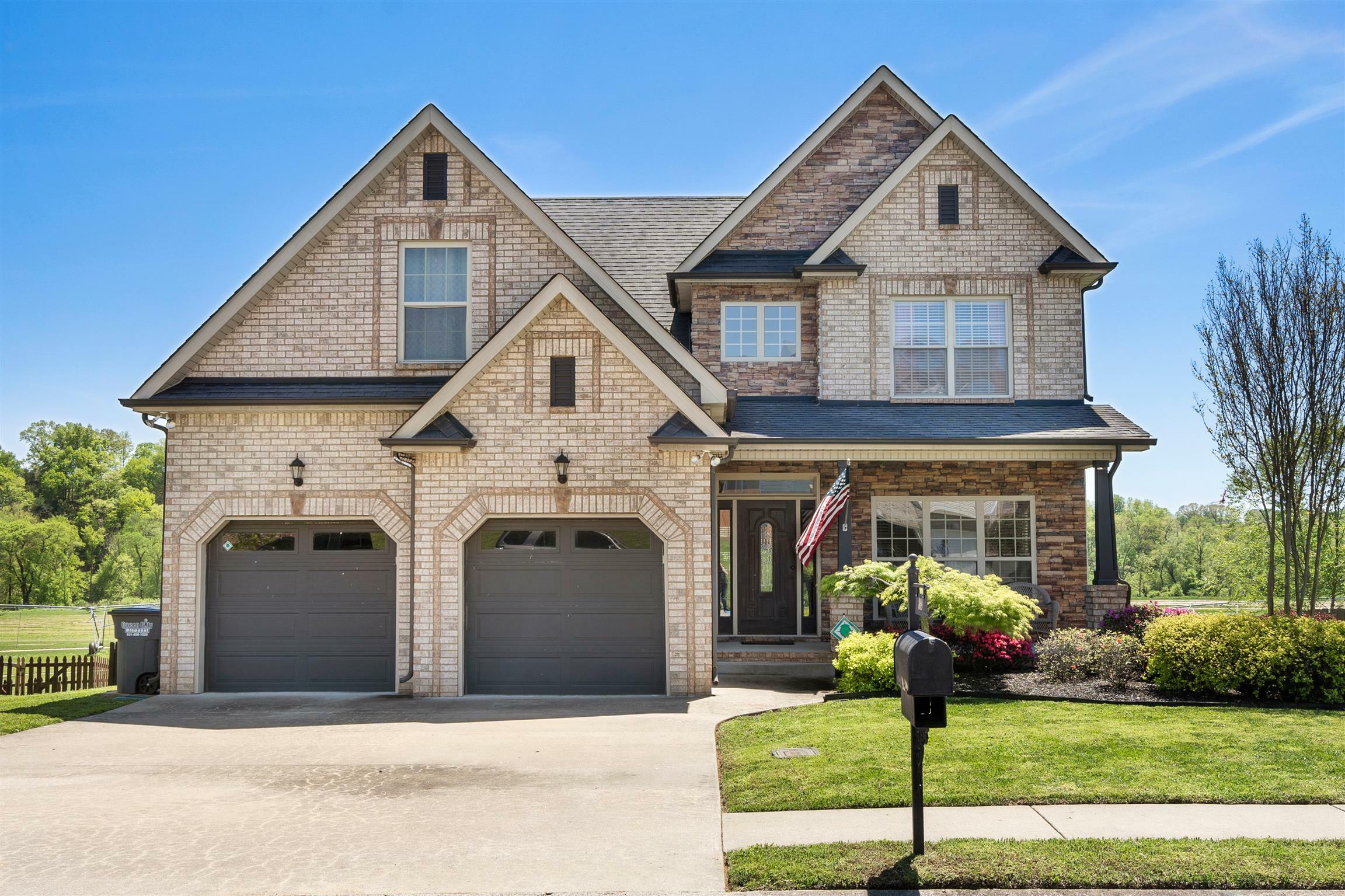 Property Photo: 869 E Accipiter Cir TN 37043