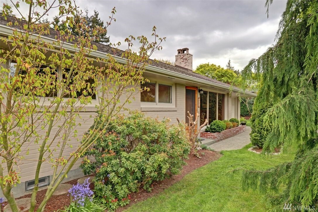 Property Photo:  425 Park Place  WA 98203 