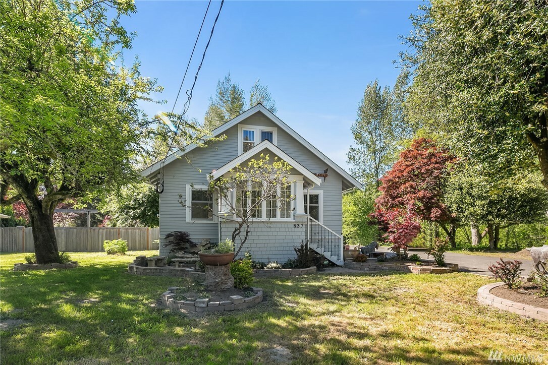 Property Photo:  8217 Mountain Ave SE  WA 98065 