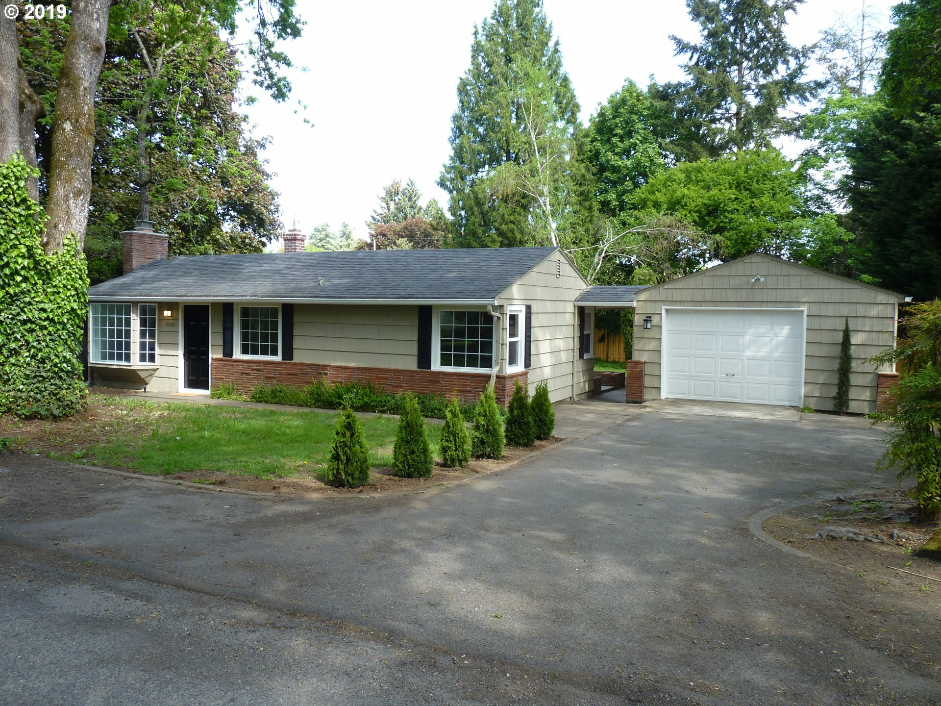 Property Photo:  2709 SE Pine Ln  OR 97267 