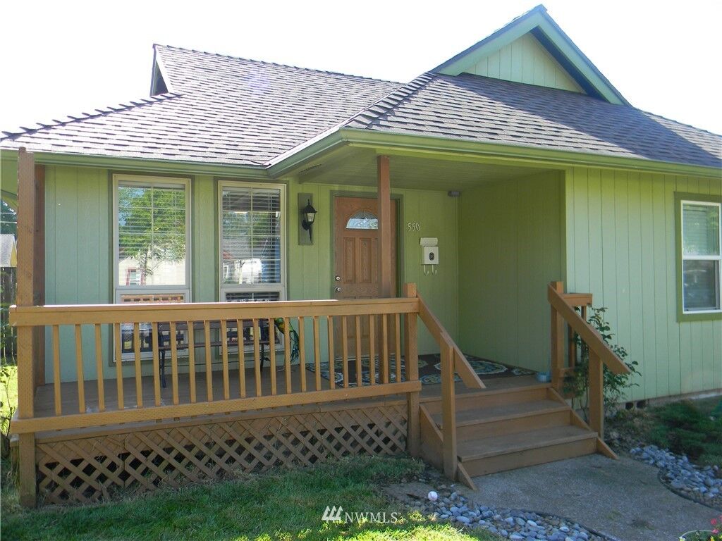 Property Photo:  550 17th Avenue  WA 98632 