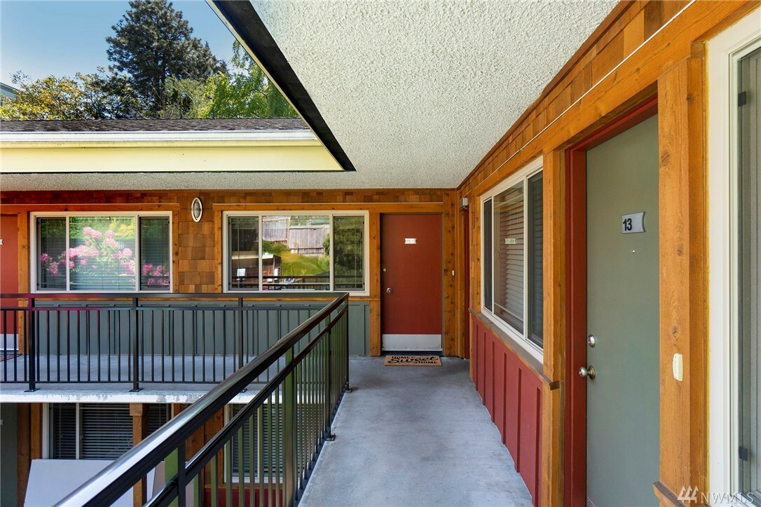 Property Photo:  3636 Evanston Ave N 15  WA 98103 