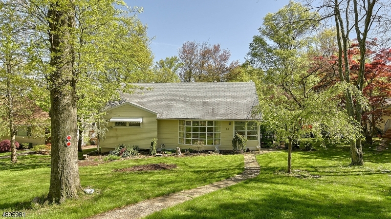 Property Photo:  14 Oak Crest Rd  NJ 07052 