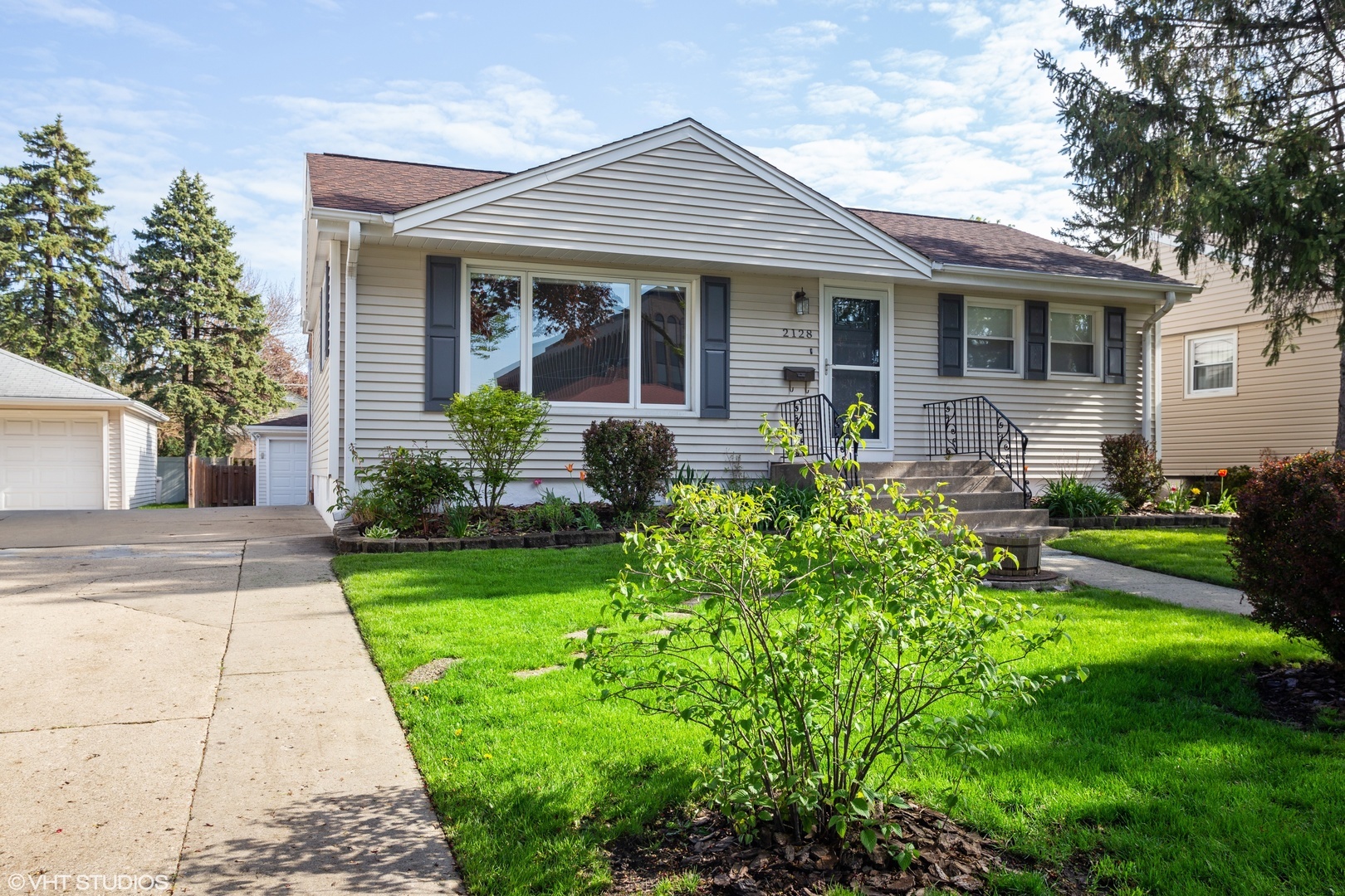 Property Photo:  2128 Chase Avenue  IL 60018 