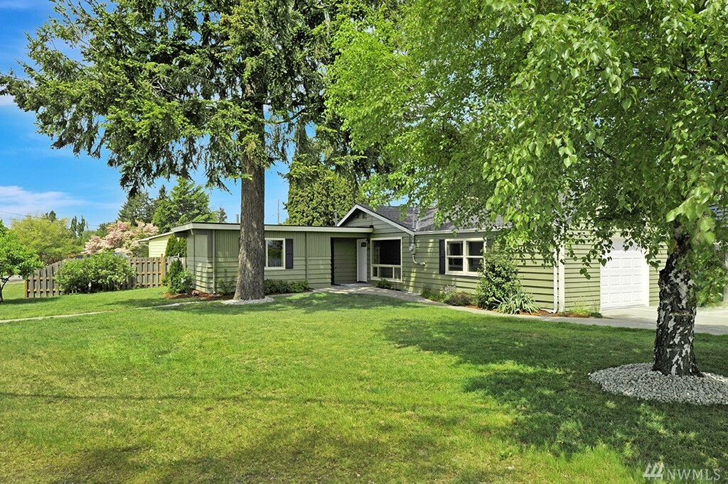 Property Photo:  210 S 186th St  WA 98148 