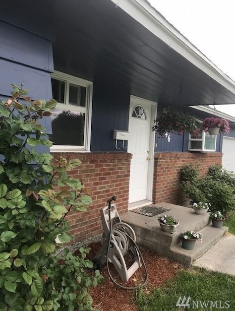 Property Photo: 946 S Juniper Dr WA 98837