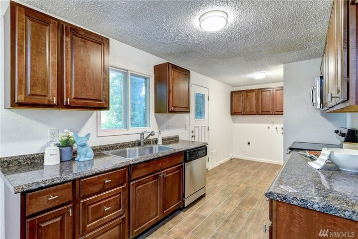 Property Photo: 1612 S 252nd St WA 98198