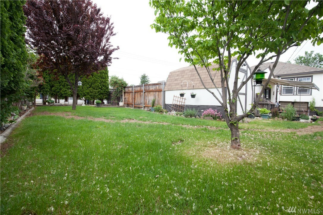 Property Photo: 1137 9th St WA 98801