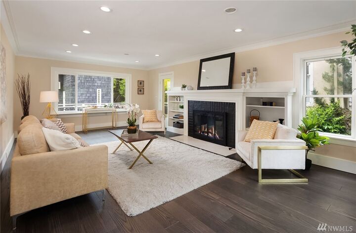 Property Photo:  2616 10th Ave E  WA 98102 