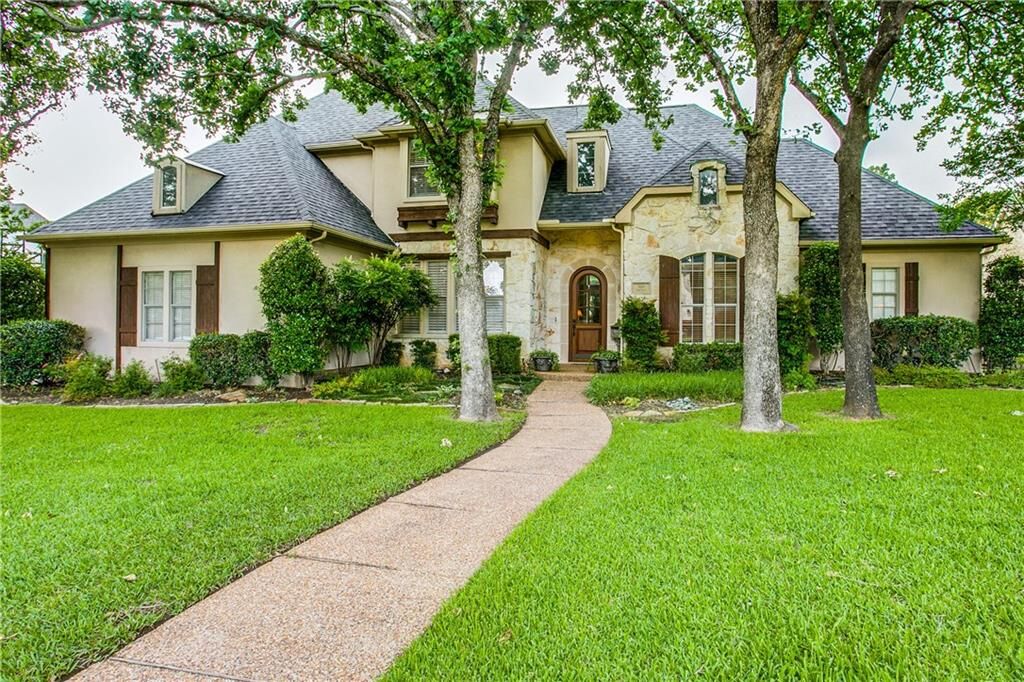 Property Photo: 310 Oaklawn Drive TX 76034