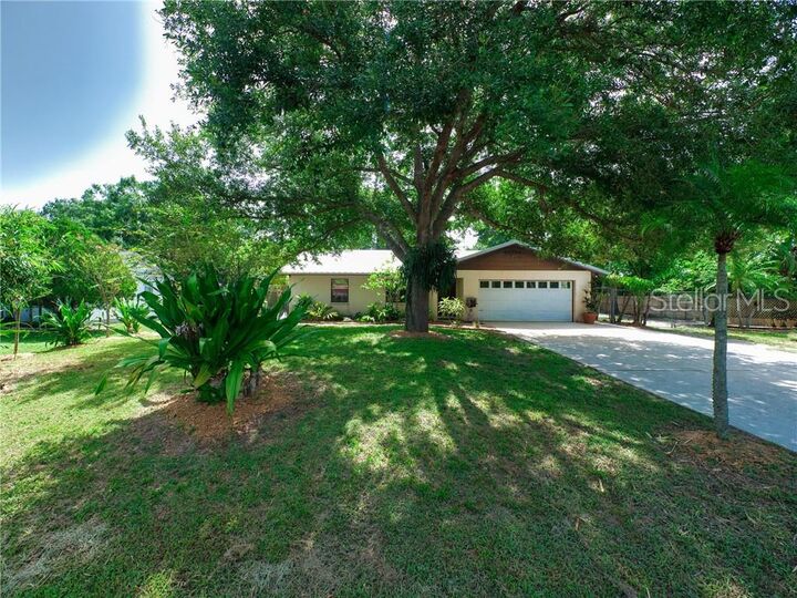 Property Photo:  807 Ponder Avenue  FL 34232 