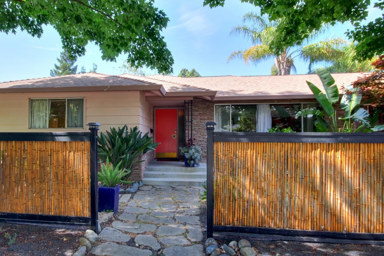 Property Photo: 6517 Fordham Way CA 95831