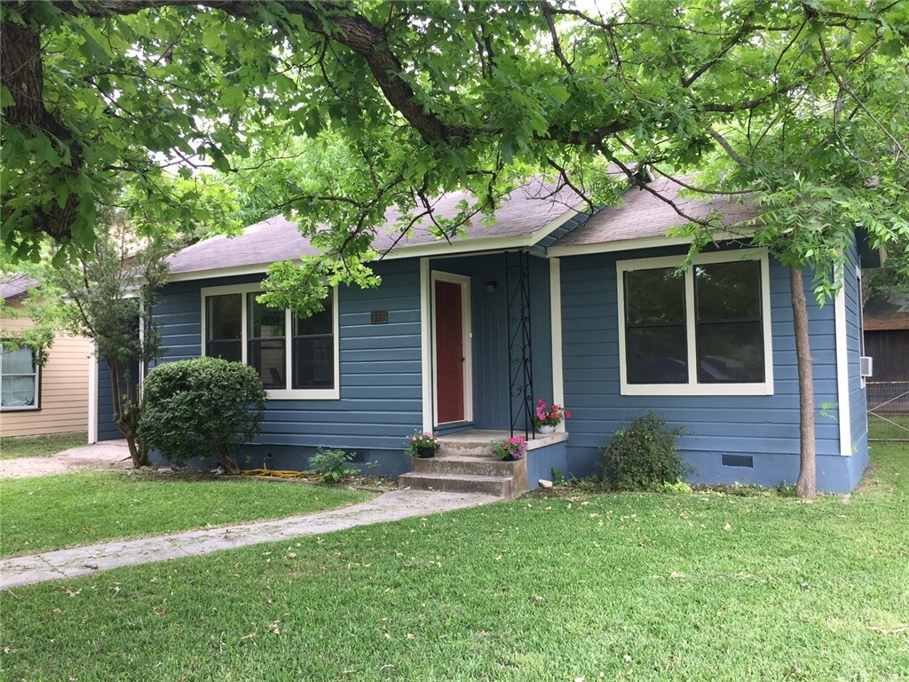 Property Photo: 956 Field Street TX 78666