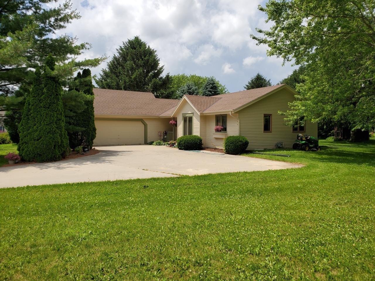 Property Photo:  6030 Magnolia Ct  WI 53027 