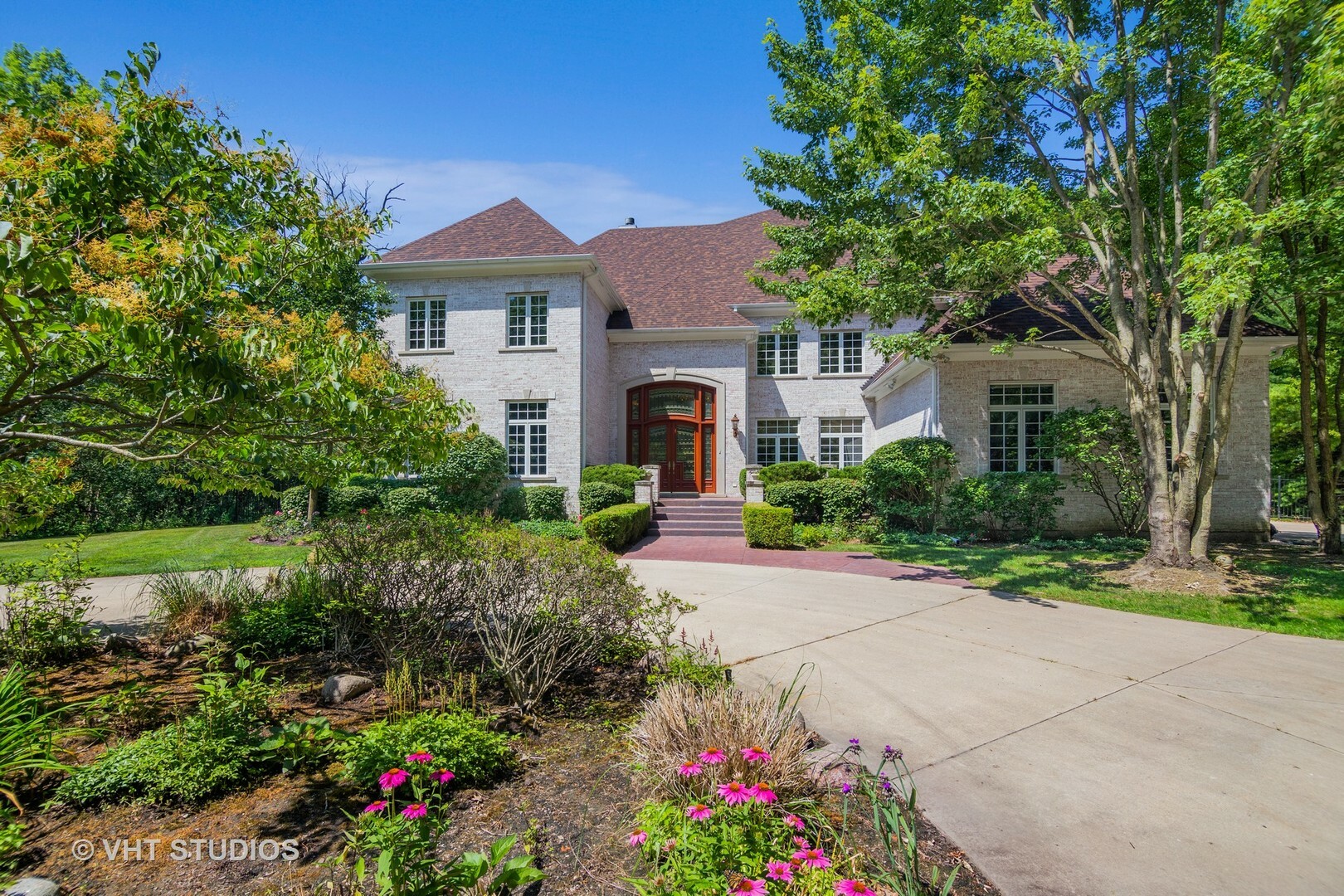 Property Photo: 1660 Robinwood Lane IL 60015
