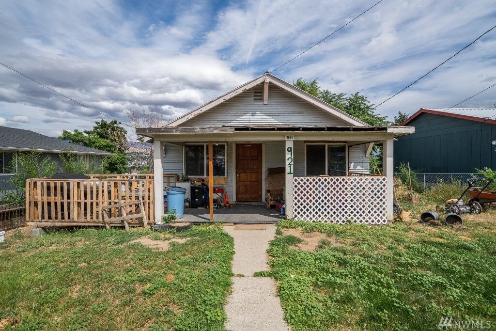 Property Photo:  921 Cashmere St  WA 98801