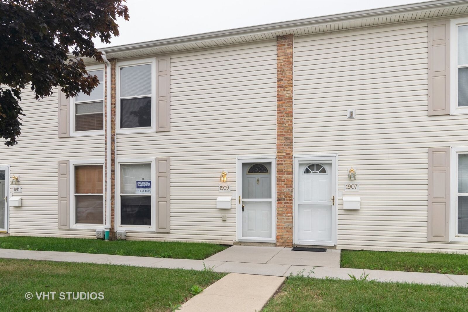 Property Photo: 1909 Kenilworth Circle IL 60169