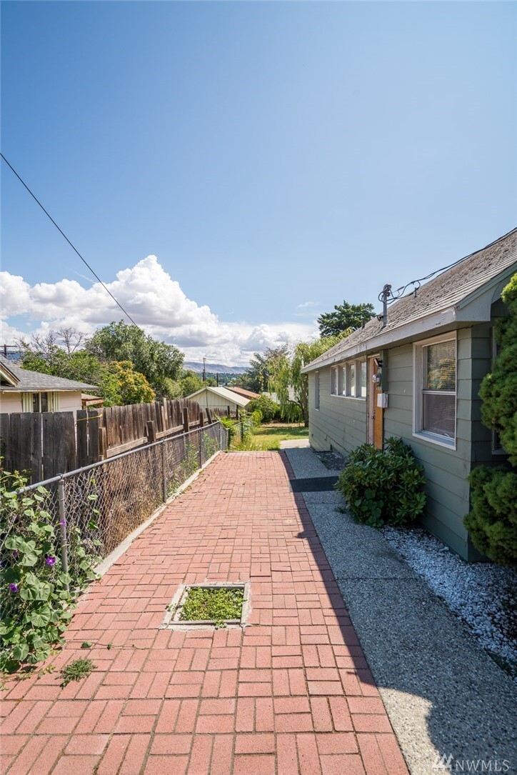 Property Photo:  913 Cashmere St  WA 98801 