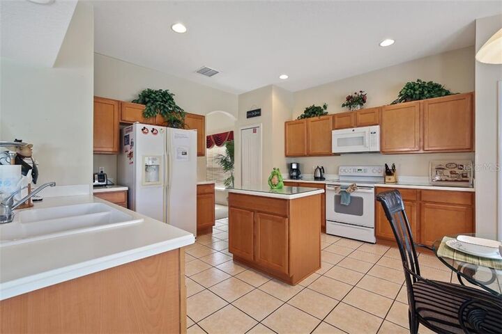 Property Photo:  913 Henley Circle  FL 33896 
