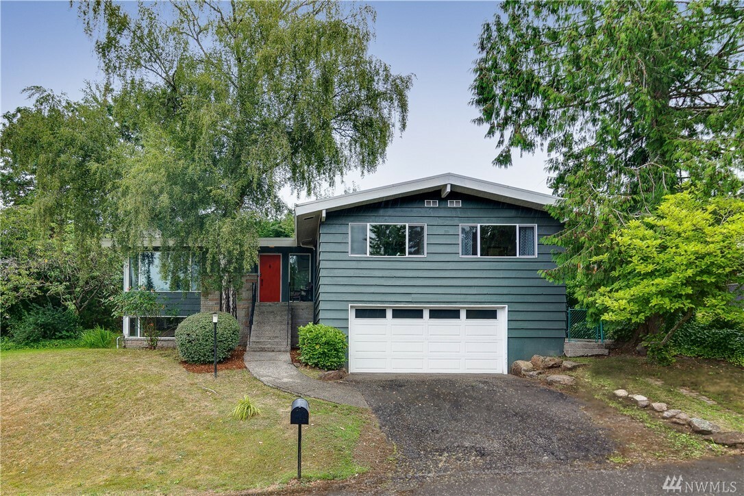 Property Photo:  9727 Mercerwood Dr  WA 98040 