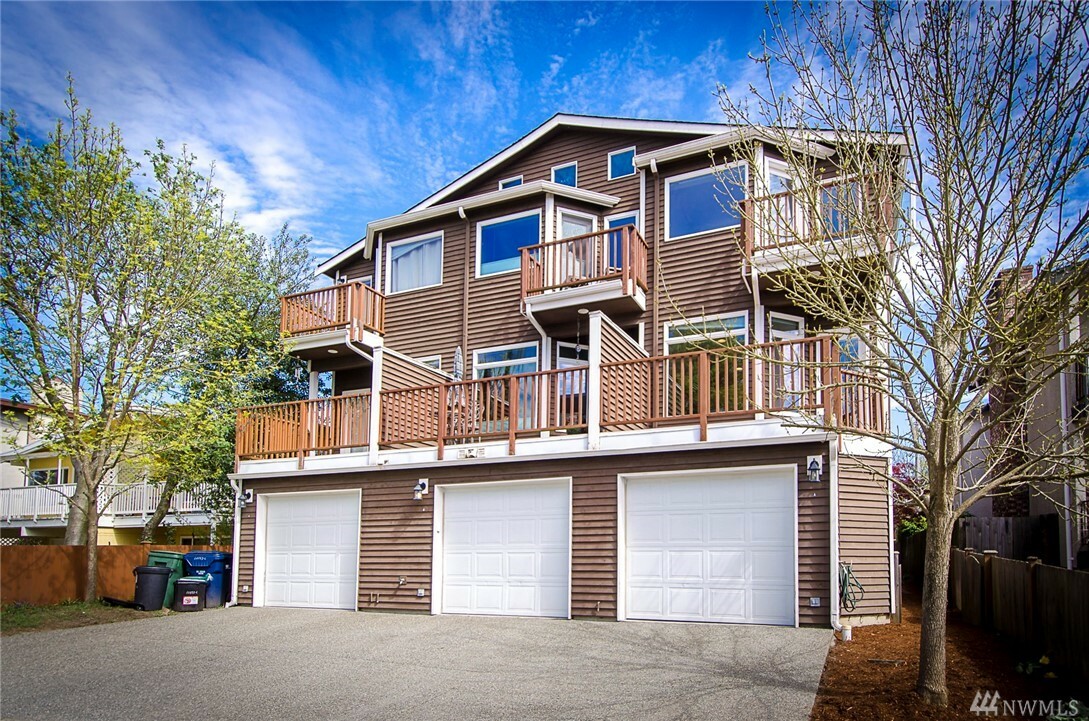 Property Photo:  11033 Greenwood Ave N C  WA 98133 