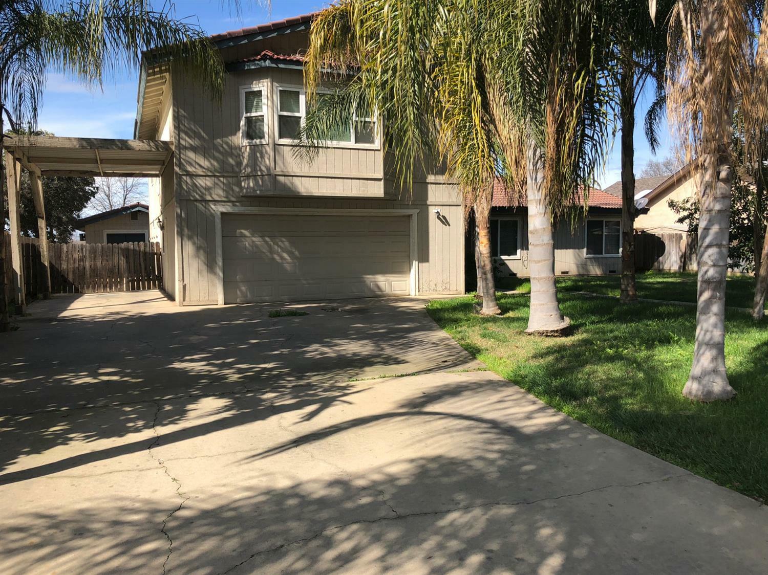 Property Photo:  219 S Cottonwood Court  CA 93291 