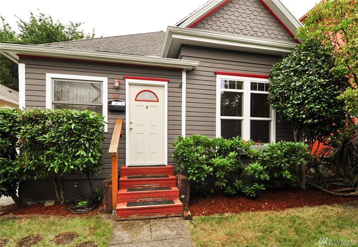 Property Photo:  917 23rd Ave  WA 98122 