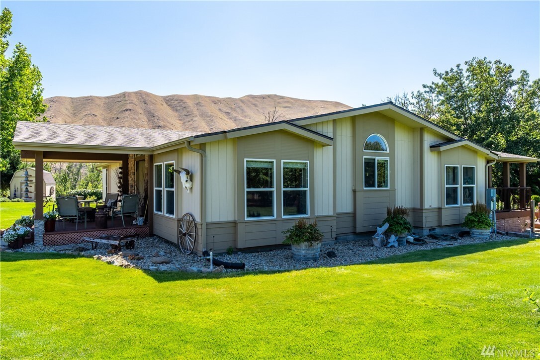 Property Photo:  1335 Sleepy Hollow Rd  WA 98801 