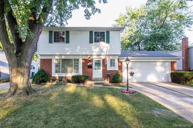 Property Photo:  1245 Kenilworth Pl  MI 48017 