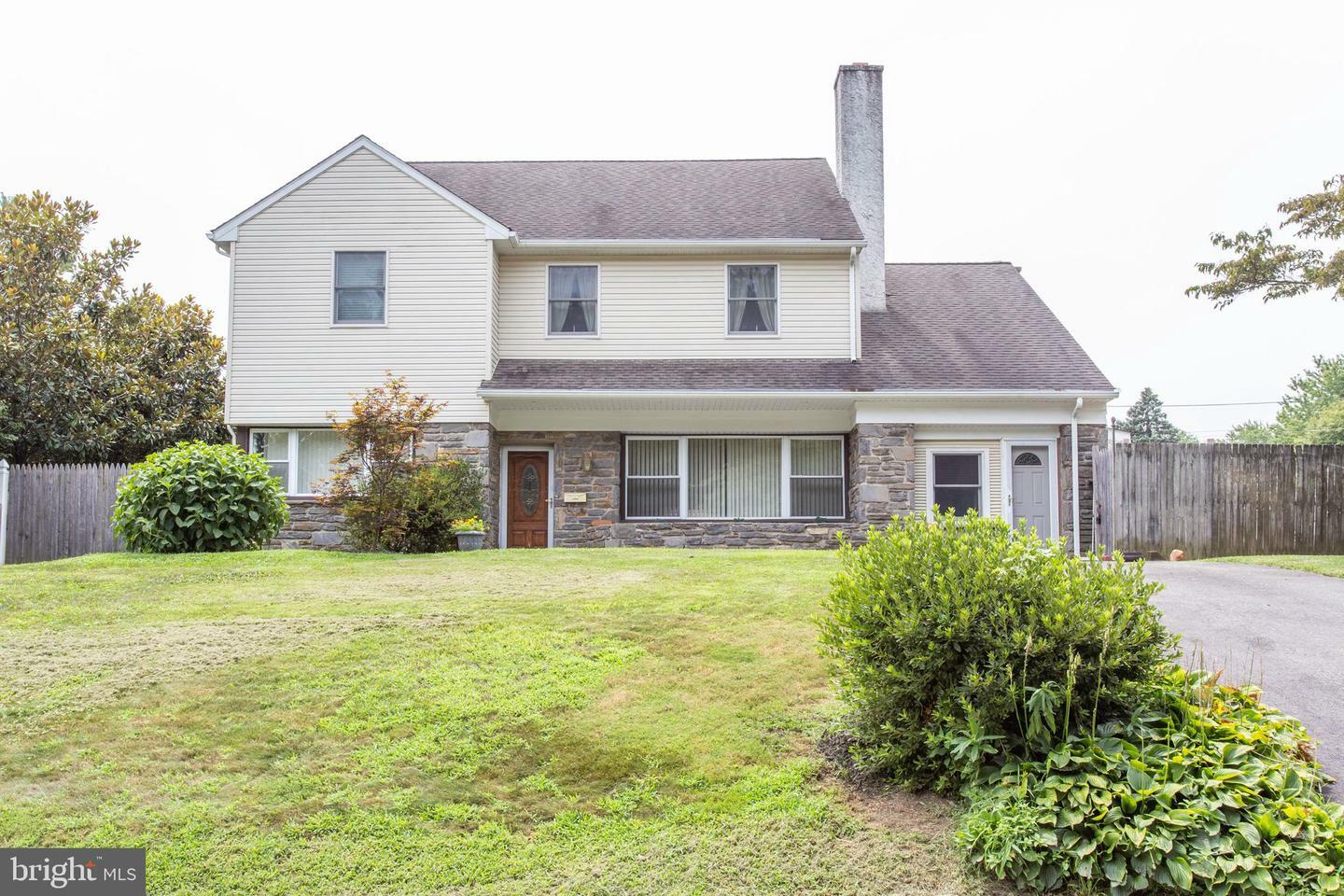 Property Photo: 2206 Windsor Circle PA 19008