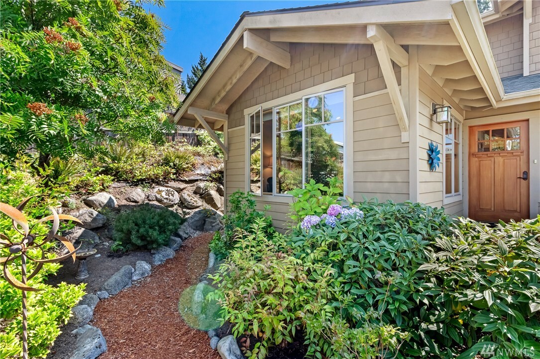 Property Photo:  615 Harrison St D  WA 92850 