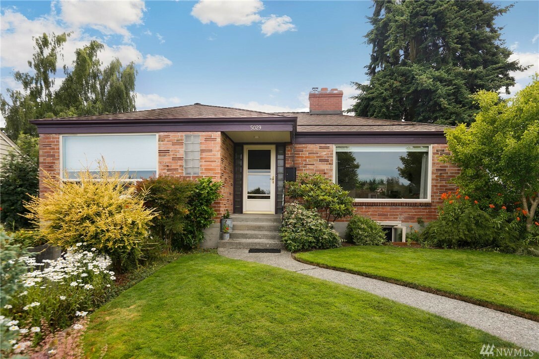 Property Photo:  5029 Rucker Ave  WA 98203 