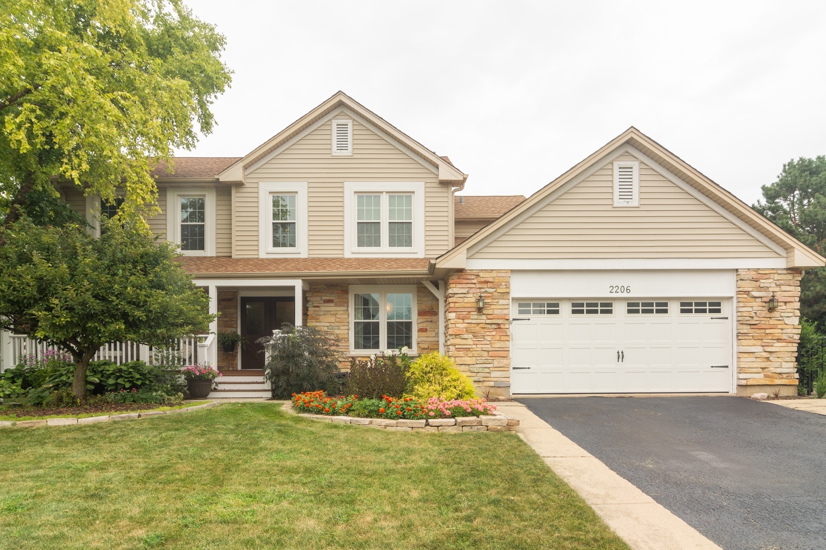 Property Photo: 2206 East Hunter Drive IL 60004
