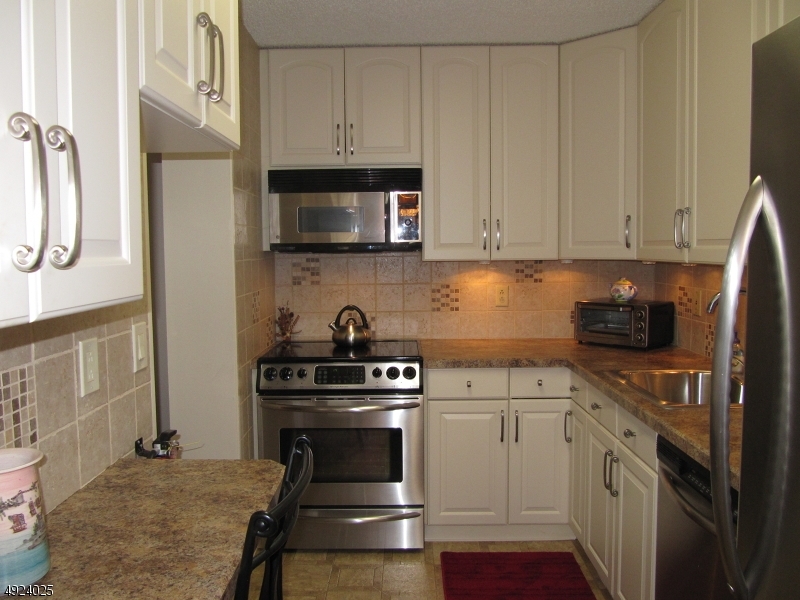 Property Photo:  10 N Wood Ave Unit 503  NJ 07036 