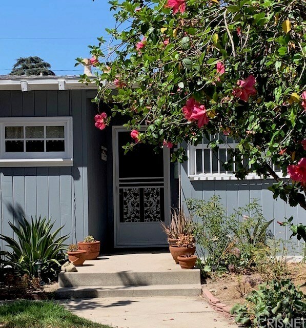 Property Photo:  12247 Hartland Street  CA 91605 