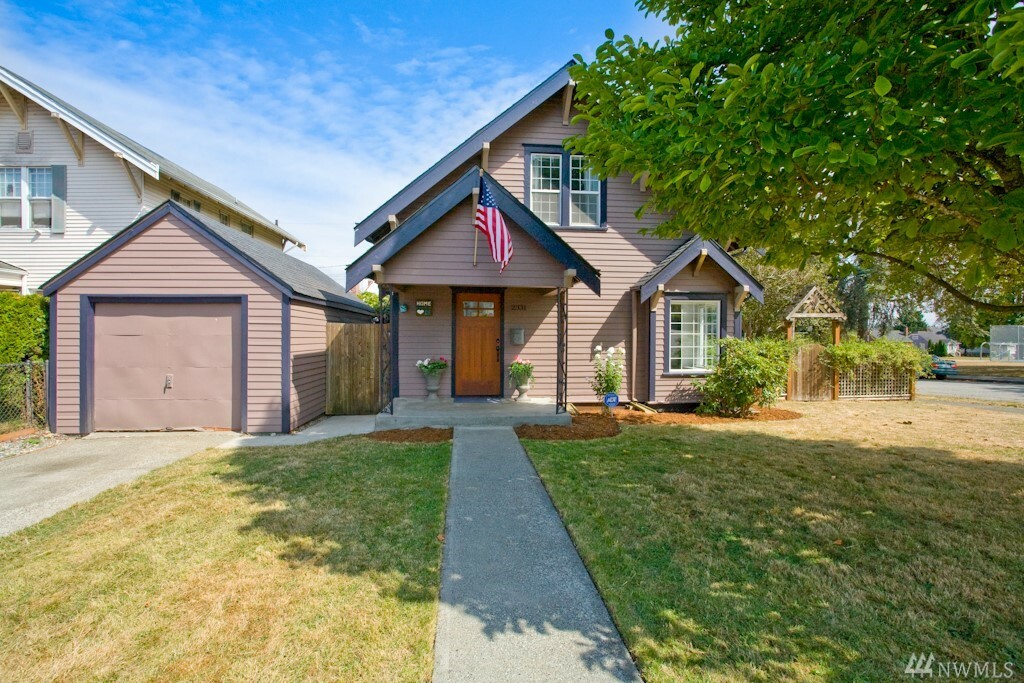 Property Photo: 2331 Oakes Ave WA 98201