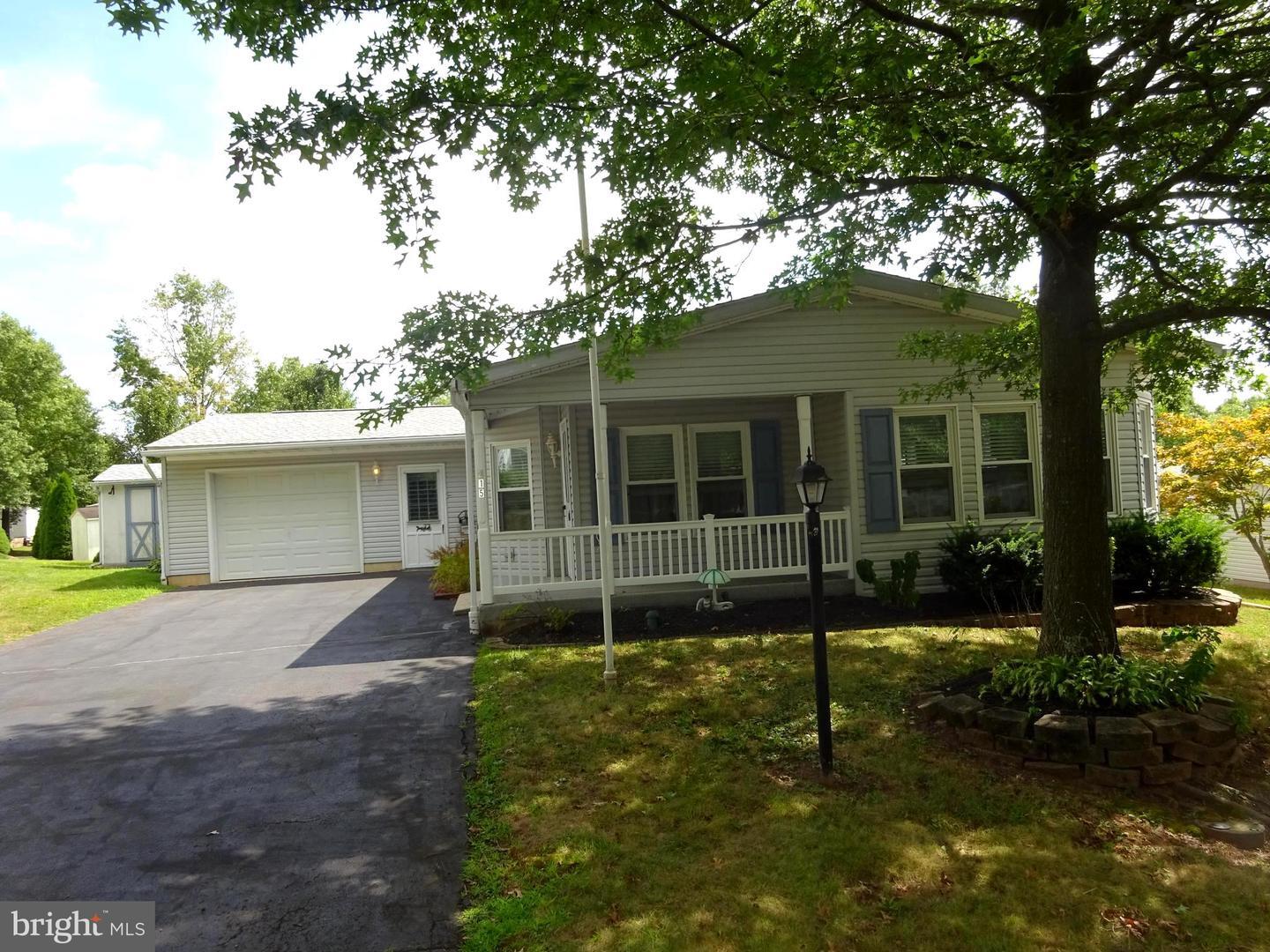 Property Photo: 215 Chatham Court PA 18964