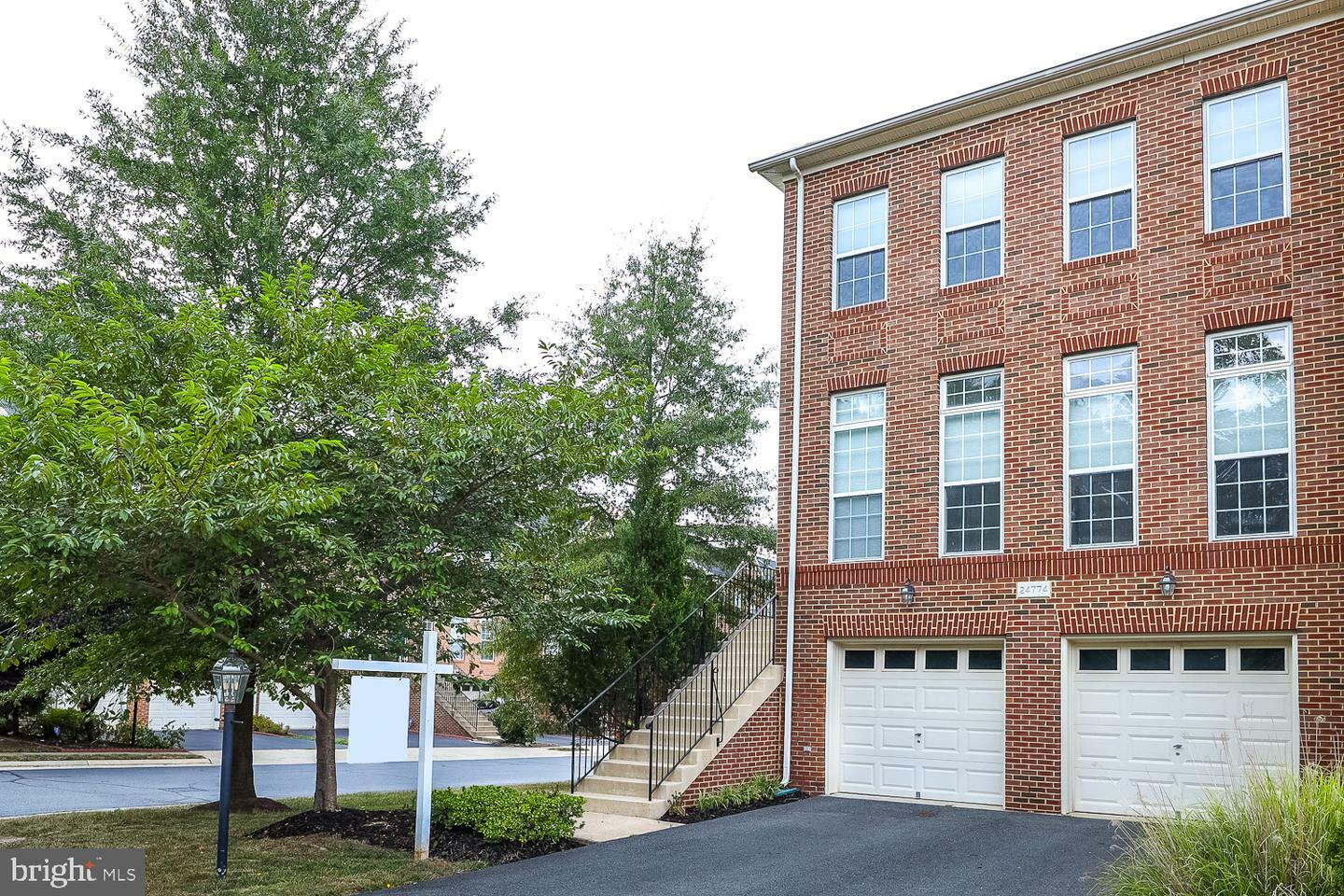 Property Photo: 24774 Carbonate Terrace VA 20105