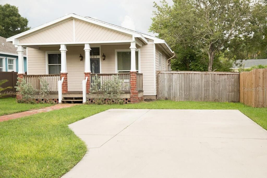 Property Photo: 1001 Queen Street N FL 33713